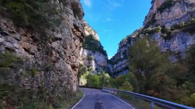 Aragon Pirenesi 'ndeki Foz de Binies kanyonundan geçiyorum. Avrupa 'da İspanya.