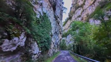 Aragon Pirenesi 'ndeki Foz de Binies kanyonundan geçiyorum. Avrupa 'da İspanya.