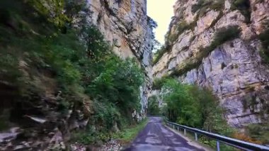 Aragon Pirenesi 'ndeki Foz de Binies kanyonundan geçiyorum. Avrupa 'da İspanya.