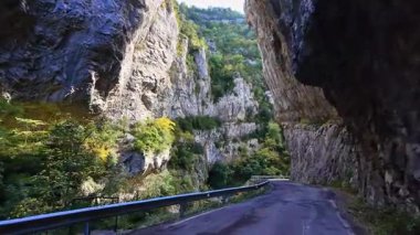 Aragon Pirenesi 'ndeki Foz de Binies kanyonundan geçiyorum. Avrupa 'da İspanya.