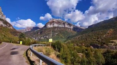 İspanya 'da sonbaharda Pireneler' de, İspanya 'da Avrupa' da Hecho Vadisi 'nde araba sürmek
