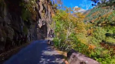 İspanya 'da sonbaharda Pireneler' de, İspanya 'da Avrupa' da Hecho Vadisi 'nde araba sürmek