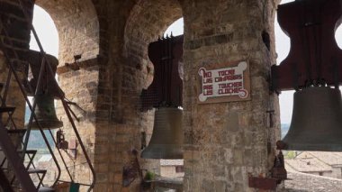 Roma Kutsal Meryem Kilisesi 'nin taş çan kulesinde çanlar çalıyor, Ainsa' daki Iglesia de Santa Maria, İspanya 'daki İspanyol Pirene Dağları' ndaki küçük bir kırsal köy.