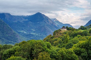 Argeles-Gazost yakınlarındaki Saint-Savin köyü. Fransa, Avrupa 'da Pireneler' in arka planında Pireneler var.