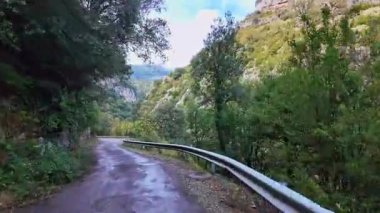 İspanya 'daki Anisclo Kanyonu' ndan geçiyorum. Aragon 'un en görkemli manzaralarından biri. Pireneler dağlarındaki Bellos Nehri' nin şiddetli erozyonuyla yüzyıllar boyunca oyulmuş derin bir vadi.