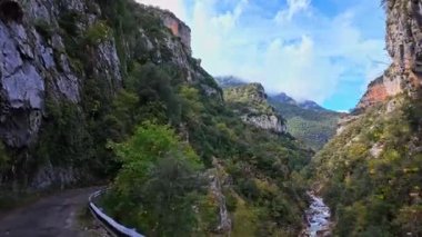 İspanya 'daki Anisclo Kanyonu' ndan geçiyorum. Aragon 'un en görkemli manzaralarından biri. Pireneler dağlarındaki Bellos Nehri' nin şiddetli erozyonuyla yüzyıllar boyunca oyulmuş derin bir vadi.