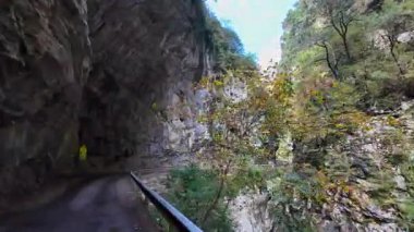 İspanya 'daki Anisclo Kanyonu' ndan geçiyorum. Aragon 'un en görkemli manzaralarından biri. Pireneler dağlarındaki Bellos Nehri' nin şiddetli erozyonuyla yüzyıllar boyunca oyulmuş derin bir vadi.