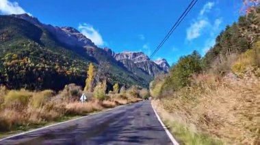Huesca, İspanya ve Avrupa 'daki Ordesa ve Monte Perdido Ulusal Parkı' ndaki güzel Pineta Vadisi 'nden geçiyoruz.