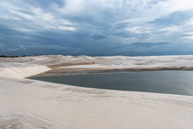 Brezilya 'daki kum tepeleri ve lagoa bonita gölleri, Lencois Maranhenses, Barreirinhas. Taze ve şeffaf su havuzları olan beyaz kum tepeleri.