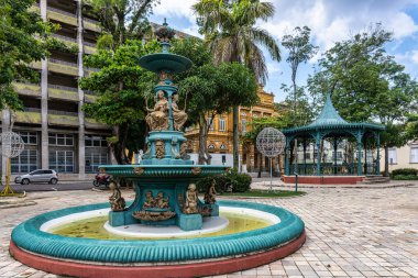 Brezilya 'nın Manaus kentindeki Praca Dom Pedro Meydanı' ndaki Çeşme, Mozaik Köşkü ve Bereketli Ağaçlar ile güneşli bir günde