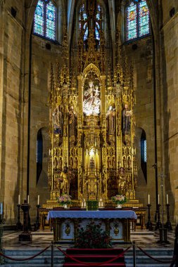 Hondarribia, İspanya - 11 Ekim 2025: İspanya 'da Santa Maria de la Asuncion y del Manzano Kilisesi