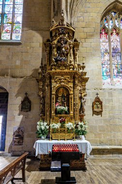 Hondarribia, İspanya - 11 Ekim 2025: İspanya 'da Santa Maria de la Asuncion y del Manzano Kilisesi