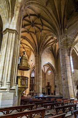 Hondarribia, İspanya - 11 Ekim 2025: İspanya 'da Santa Maria de la Asuncion y del Manzano Kilisesi