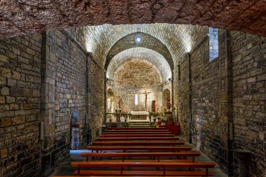 Ainsa, İspanya - 19 Ekim 2025: Roma Kutsal Mary Kilisesi, İspanya 'nın Ainsa kentindeki Iglesia de Santa Maria. Huesca, Sobrarbe, Aragon, İspanya 'daki Pyrenean köyü..