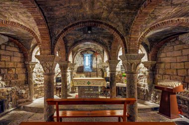 Ainsa, İspanya - 19 Ekim 2025: Roma Kutsal Mary Kilisesi, İspanya 'nın Ainsa kentindeki Iglesia de Santa Maria. Huesca, Sobrarbe, Aragon, İspanya 'daki Pyrenean köyü..