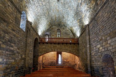 Ainsa, İspanya - 19 Ekim 2025: Roma Kutsal Mary Kilisesi, İspanya 'nın Ainsa kentindeki Iglesia de Santa Maria. Huesca, Sobrarbe, Aragon, İspanya 'daki Pyrenean köyü..