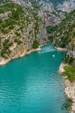 Verdon Gorge, Fransa - 21 Şubat 2025: Turistler güneşli bir yaz gününde Fransa 'da Verdon Gorge Nehri' nin turkuaz sularında yüzüyor, pedal çevirerek kayık ve kano kullanıyor.