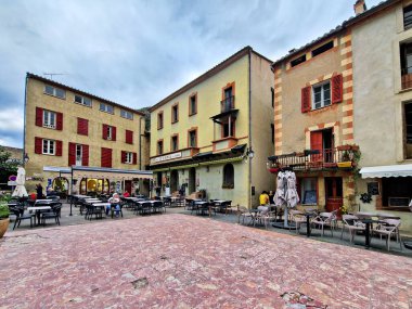 Villefranche-de Conflent, Fransa - 25 Eylül 2025: Fransa Katalonya Bölgesi 'nde tarihi, manzaralı Villefranche de Conflent' te sokak sahnesi.