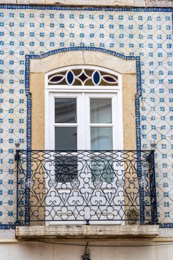 Merkezinde Birinci Dünya Savaşı anıtı Lagos, Algarve ve Portekiz 'in bulunduğu Praca Luis de Camoes' da renkli evler