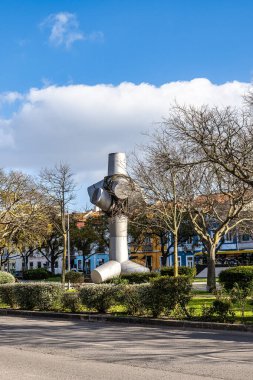 Kentsel Sanat Antifaşist Direniş Anıtı, Portekiz Setubal 'deki Anıtlaşma Direnişi. Luisa Todi Bulvarı 'ndaki heykeltıraş Jose Aurelio' nun demirden, halatlardan ve zincirlerinden yapılmış..