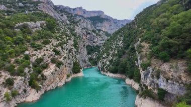 Avrupa 'nın en büyük kanyonundan geçen panoramik yol Provence, Fransa' daki Gorges du Verdon. Fransa 'nın güneydoğusundaki Gorges Du Verdon' un manzarası. Provence-Alpes-Cote d'Azur.
