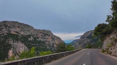 Avrupa 'nın en büyük kanyonundan geçen panoramik yol Provence, Fransa' daki Gorges du Verdon. Fransa 'nın güneydoğusundaki Gorges Du Verdon' un manzarası. Provence-Alpes-Cote d'Azur.
