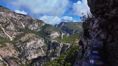 Avrupa 'nın en büyük kanyonundan geçen panoramik yol Provence, Fransa' daki Gorges du Verdon. Fransa 'nın güneydoğusundaki Gorges Du Verdon' un manzarası. Provence-Alpes-Cote d'Azur.