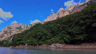Fransız Alpleri, Provence Fransa 'daki Verdon Gorge' da dağ kanyonunun turkuaz suyuyla tekne gezisi. Aiguines yakınlarında. Kanyon yaklaşık 25 kilometre uzunluğunda ve 700 metre derinliğinde..
