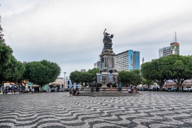 Manaus, Brezilya - Jan 09, 2026: Manaus, Amazonas, Brezilya 'da Largo Sao Sebastiao Meydanı' nın ortasında güzel dekore edilmiş bir çeşme bulunan Teatro Amazonas 'ın önünde.