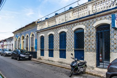 Sao Luis, Brezilya - 11 Ocak 2026: Brezilya 'nın Sao Luis şehrinde Rua dos Afogados caddesinde geleneksel Portekiz sömürge mimari rengi ve tarzı