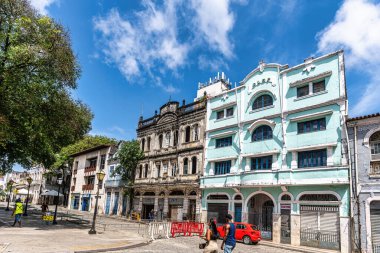 Sao Luis, Brezilya - 11 Ocak 2026: Brezilya 'nın Sao Luis şehrinde Rua do Sol caddesinde geleneksel Portekiz sömürge mimari rengi ve tarzı