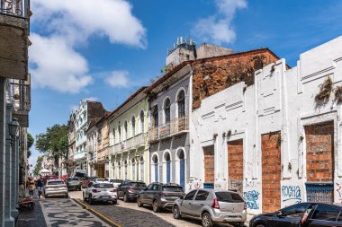 Sao Luis, Brezilya - 11 Ocak 2026: Brezilya 'nın Sao Luis şehrinde Rua do Sol caddesinde geleneksel Portekiz sömürge mimari rengi ve tarzı