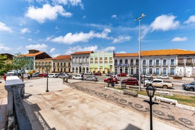 Sao Luis, Brezilya - 11 Ocak 2026: Brezilya 'nın kuzeydoğusundaki Maranhao eyaletinin başkenti Sao Luis' in Largo do Carmo Meydanı 'ndaki modern binalar ve otomobiller.