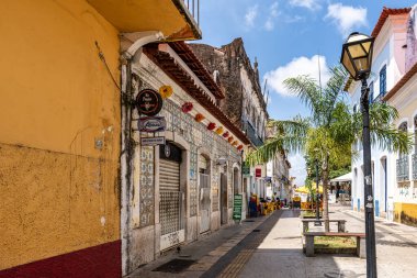 Sao Luis, Brezilya - 11 Ocak 2026: Brezilya 'nın Sao Luis kentindeki Rua Nazareth caddesinde geleneksel Portekiz sömürge mimari rengi ve tarzı