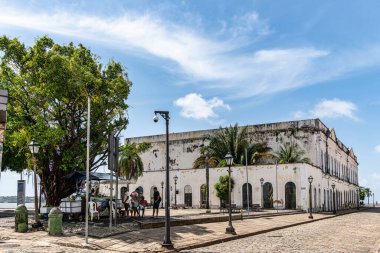 Sao Luis, Brezilya - 11 Ocak 2026: Brezilya 'nın Sao Luis kentindeki Rua Portekiz caddesinde geleneksel Portekiz mimari rengi ve tarzı