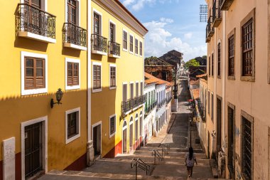 Sao Luis, Brezilya - 11 Ocak 2026: Brezilya 'nın Sao Luis kentindeki Rua da Palma caddesinde geleneksel Portekiz sömürge mimarisi ve merdiveni