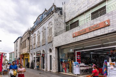 Sao Luis, Brezilya - 15 Ocak 2026: Brezilya 'daki Sao Luis do Maranhao' da Rua Oswaldo Cruz 'da insanlar alışveriş yapıyor. Müşteriler akın eder