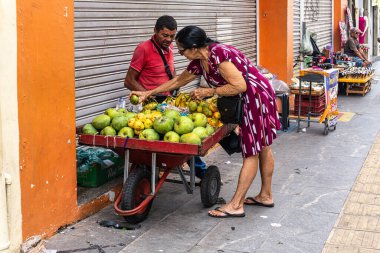 Sao Luis, Brezilya - 15 Ocak 2026: Brezilya 'daki Sao Luis do Maranhao' da Rua Oswaldo Cruz 'da insanlar alışveriş yapıyor. Müşteriler akın eder