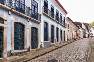 Sao Luis, Brezilya - 15 Ocak 2026: Brezilya 'nın Sao Luis şehrinde Rua do Giz caddesinde geleneksel Portekiz sömürge mimari rengi ve tarzı