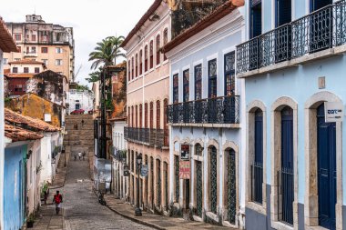 Sao Luis, Brezilya - 15 Ocak 2026: Brezilya 'nın Sao Luis şehrinde Rua do Giz caddesinde geleneksel Portekiz sömürge mimari rengi ve tarzı