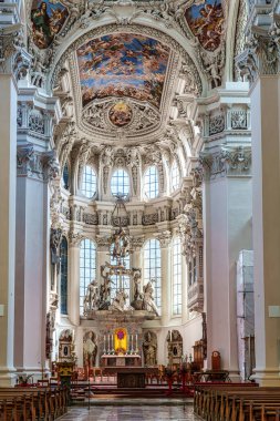 Passau, Almanya - 16 Nisan 2025: Passau, Almanya 'daki St. Stephans katedralinin içi, kulelerin ve ünlü organ borularının tepesinde yeşil metal kubbeleri bulunan eski bir beyaz kilise..