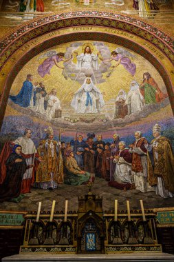 Lourdes, Fransa - 28 Sep 2025: Fransa 'nın Lourdes Mabedi' ndeki Bazilika 'nın İçi. Dünyanın dört bir yanındaki Katolikler için belediye başkanı hac yeri