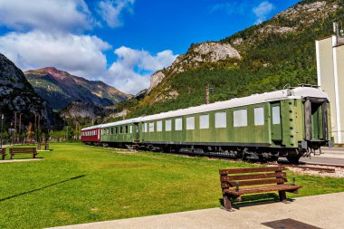 İspanya 'nın Huesca kentindeki eski Canfranc tren istasyonunda Fransa sınırına yakın eski vagonlar.