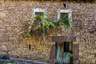 Ruesta, Jaca, Zaragoza bölgesi yakınlarındaki Yesa barajının yanındaki köyü terk etti. İspanya 'da Aragon.