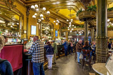 Pamplona, İspanya - 09 Ekim 2025: İspanya 'nın Pamplona, Navarre, İspanya, Avrupa kentindeki Plaza del Castillo, Castle Square' deki Cafe Iruna