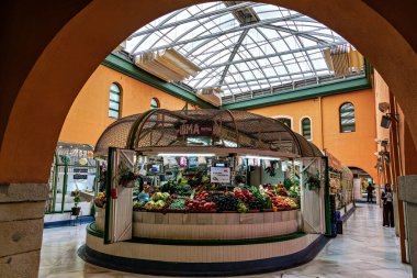 Pamplona, İspanya - 09 Ekim 2025: Mercado de Santo Domingo, İspanya 'nın Pamplona kentindeki yerel gıda pazarı, Navarre, İspanya, Avrupa