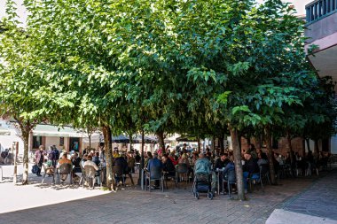 Elizondo, İspanya - 11 Ekim 2025: İspanya 'da Elizondo, Navarra sokaklarında yürümek. Klasik kırmızı ve beyaz cepheli geleneksel Bask evleri