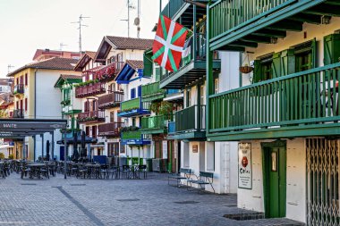 Hondarribia, İspanya - 11 Ekim 2025: Tarihi Renkli Binalar, Kırmızı Panjurlar, Çiçek Balkonları, Çakıl Taşı Sokağı, Hondarribya Geleneksel Mimari, Bask Ülkesi, İspanya