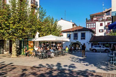 Hondarribia, İspanya - 11 Ekim 2025: Tarihi Renkli Binalar, Kırmızı Panjurlar, Çiçek Balkonları, Çakıl Taşı Sokağı, Hondarribya Geleneksel Mimari, Bask Ülkesi, İspanya