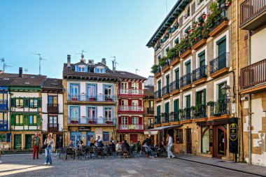 Hondarribia, İspanya - 11 Ekim 2025: Tarihi Renkli Binalar, Kırmızı Panjurlar, Çiçek Balkonları, Çakıl Taşı Sokağı, Hondarribya Geleneksel Mimari, Bask Ülkesi, İspanya